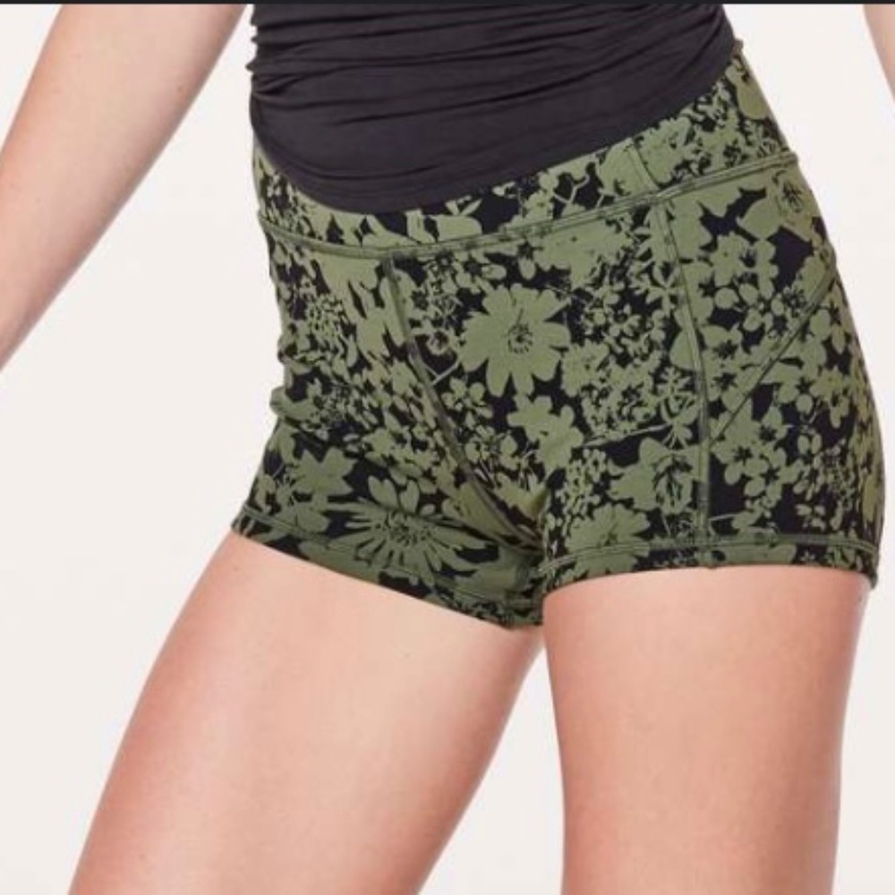 Lululemon In Movement Short New with tags nwt size 4 Green Festival Floral